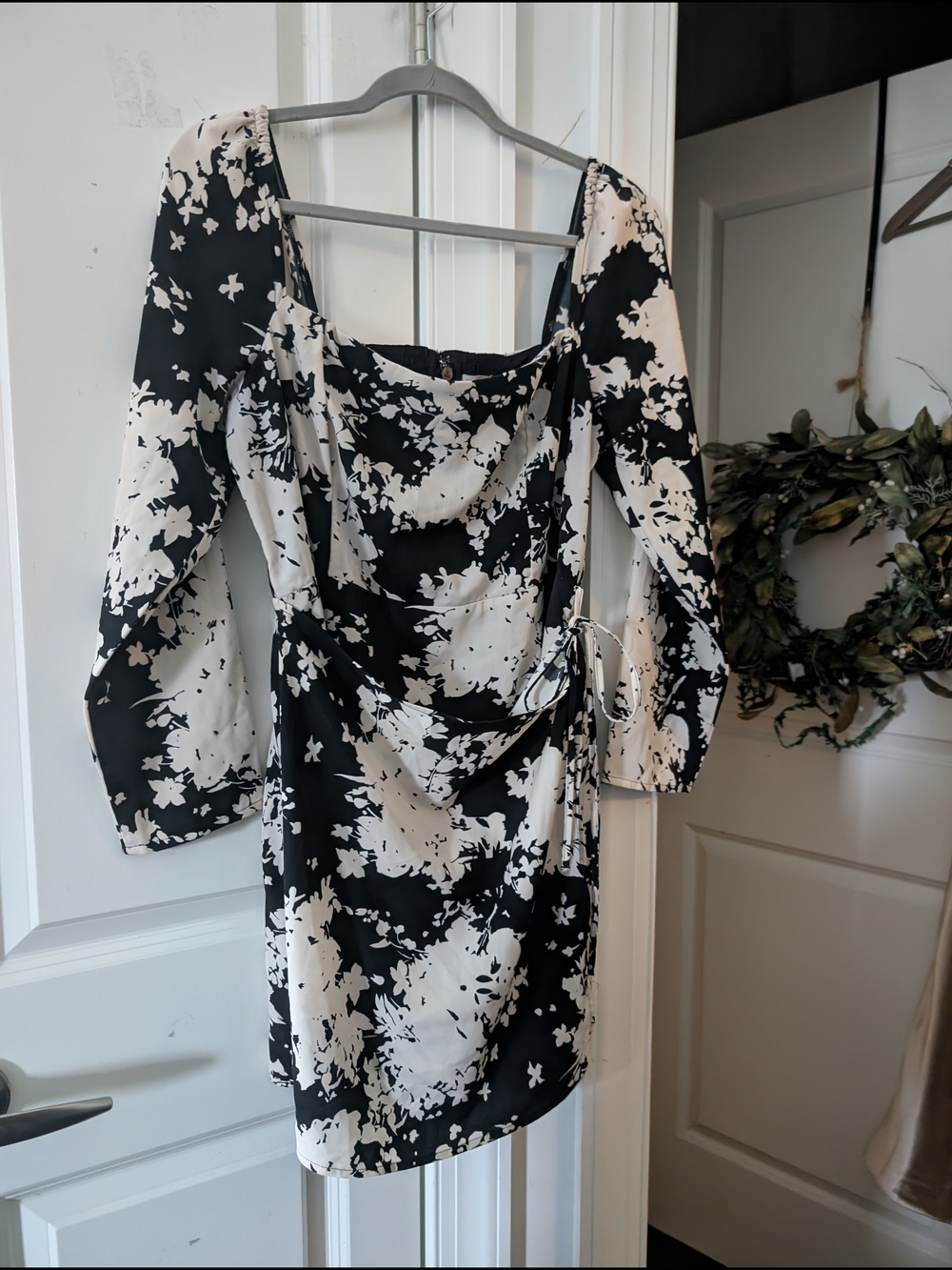 Abercrombie & Fitch Black and White Floral Wrap Tie Bottom Smocked Back Large P